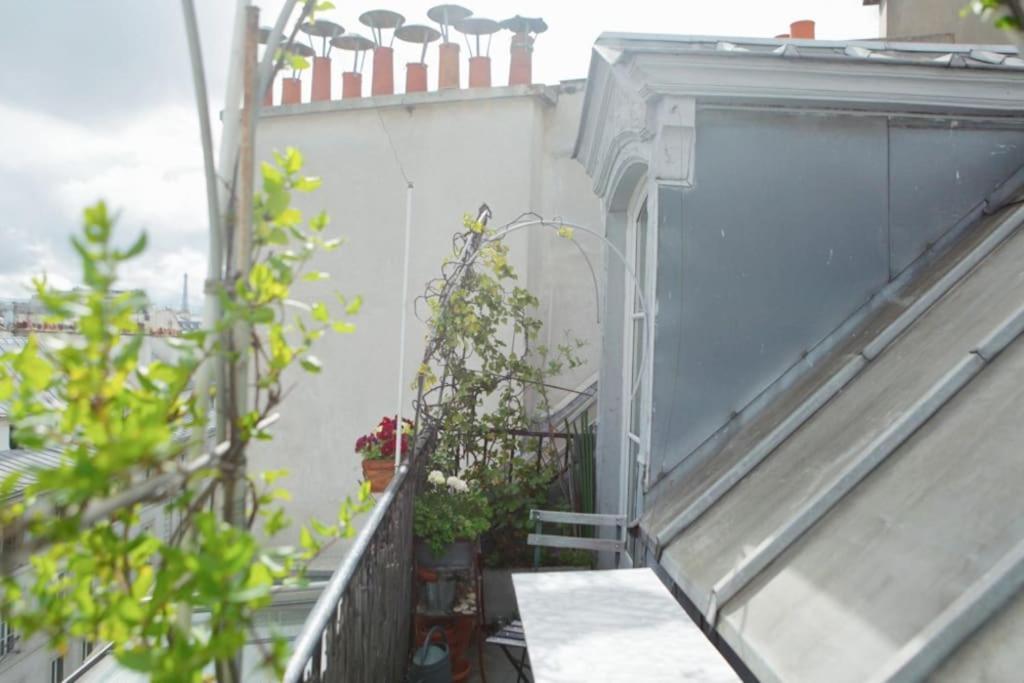 Sous Le Ciel De Paris, Petite Apartment