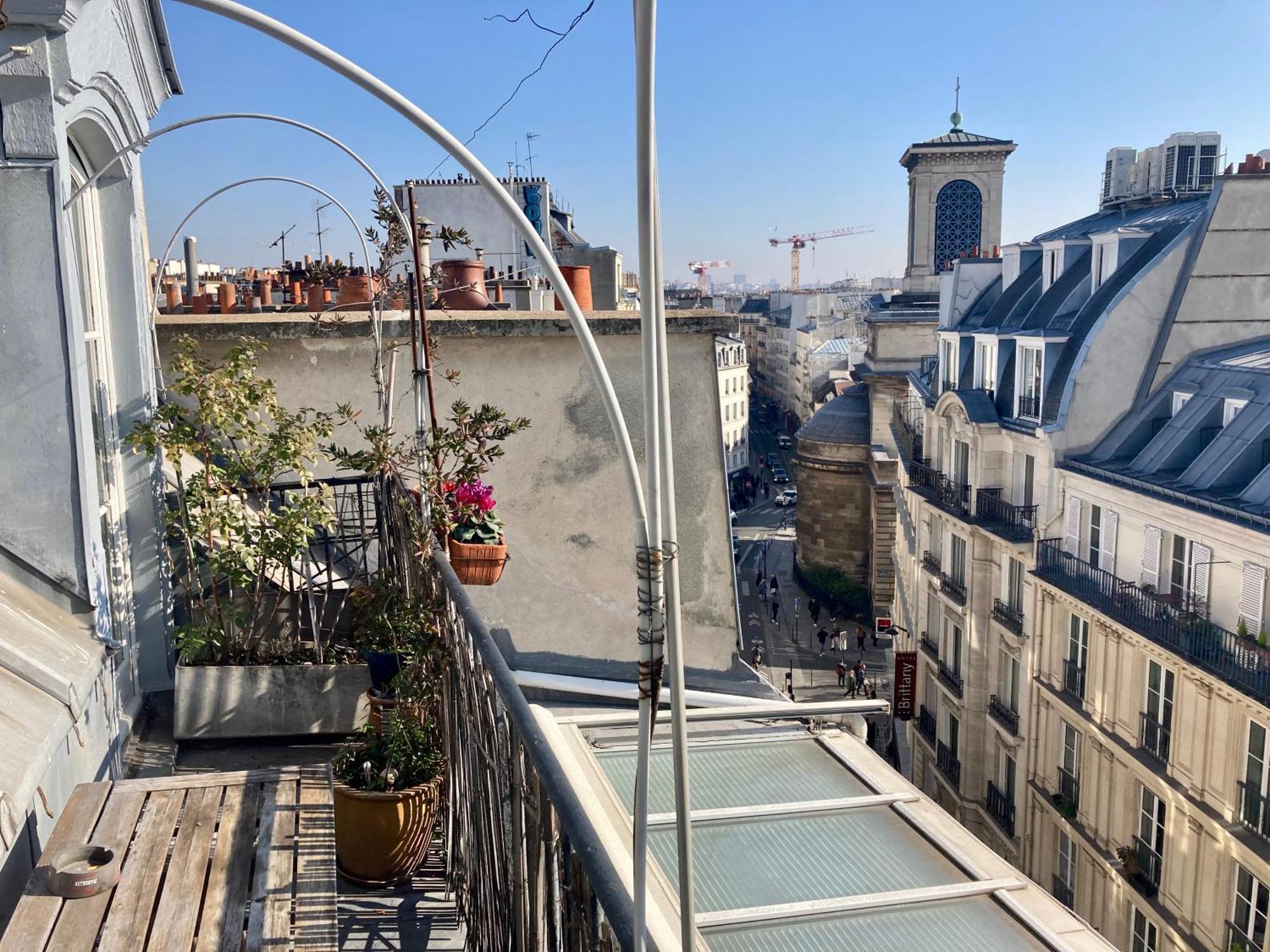 Sous Le Ciel De Paris, Petite Apartment